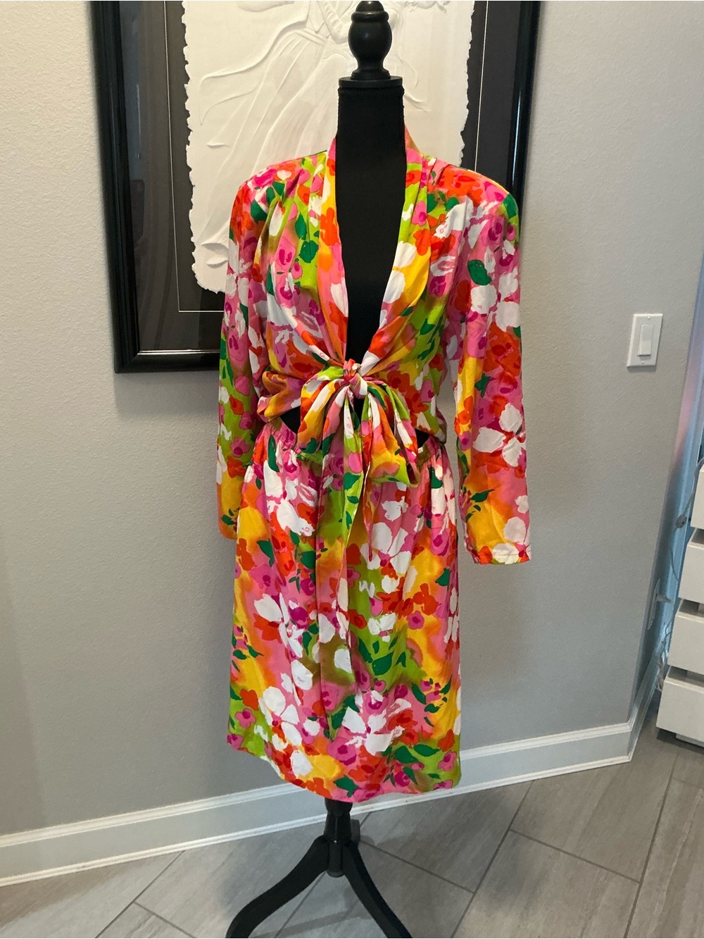 Diane Von Furstenberg DVF 100 % silk floral Thai front dress size 14 multi color